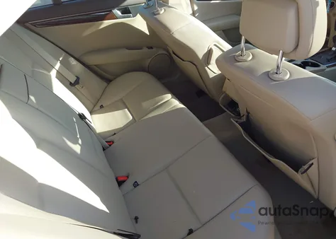 2013 Mercedes-Benz C 250 Sport z USA, uszkodzony, nr VIN WDDGF4HB2DR296379